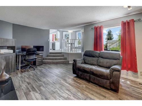 3 Scenic Glen Gate Nw, Calgary, AB - Indoor Photo Showing Living Room