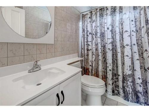 3 Scenic Glen Gate Nw, Calgary, AB - Indoor Photo Showing Bathroom