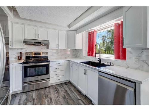 3 Scenic Glen Gate Nw, Calgary, AB - Indoor Photo Showing Kitchen With Upgraded Kitchen