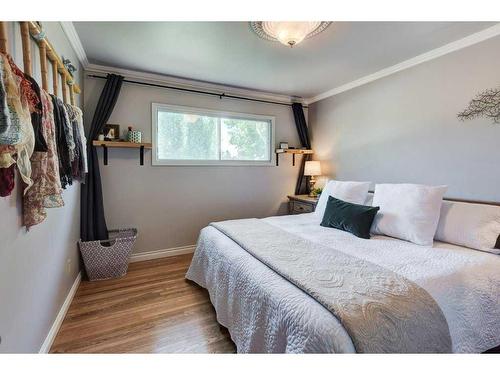 24 Foxwell Road Se, Calgary, AB - Indoor Photo Showing Bedroom