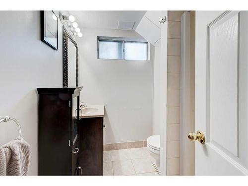 24 Foxwell Road Se, Calgary, AB - Indoor Photo Showing Bathroom