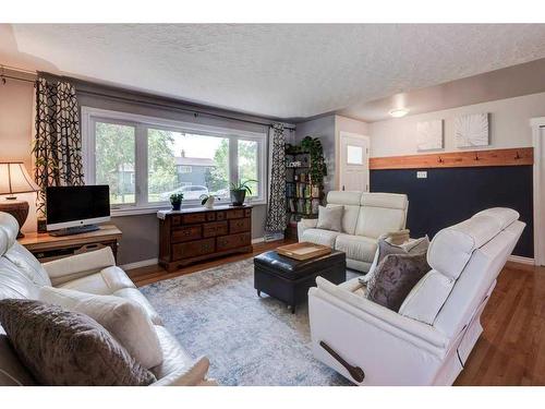 24 Foxwell Road Se, Calgary, AB - Indoor Photo Showing Living Room