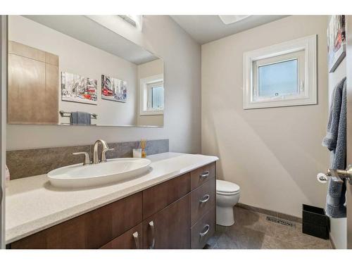 609 54 Avenue Sw, Calgary, AB - Indoor Photo Showing Bathroom
