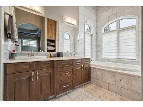 609 54 Avenue Sw, Calgary, AB - Indoor Photo Showing Bathroom