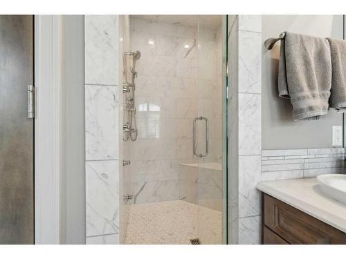 609 54 Avenue Sw, Calgary, AB - Indoor Photo Showing Bathroom