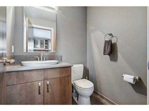 609 54 Avenue Sw, Calgary, AB - Indoor Photo Showing Bathroom