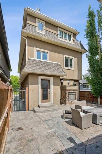 609 54 Avenue Sw, Calgary, AB - Outdoor