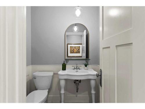 4008 15 Street Sw, Calgary, AB - Indoor Photo Showing Bathroom