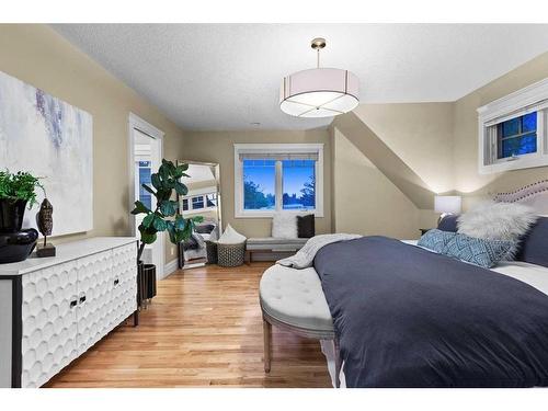 4008 15 Street Sw, Calgary, AB - Indoor Photo Showing Bedroom