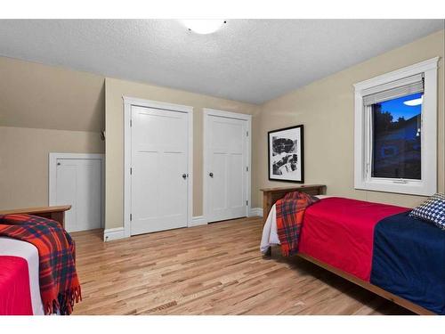 4008 15 Street Sw, Calgary, AB - Indoor Photo Showing Bedroom