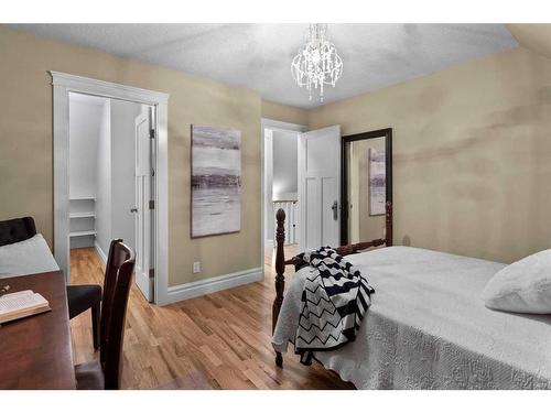 4008 15 Street Sw, Calgary, AB - Indoor Photo Showing Bedroom