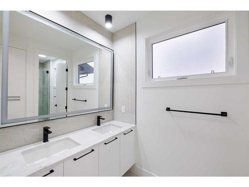 33190 Glendale Road, Rural Rocky View County, AB - Indoor Photo Showing Bathroom