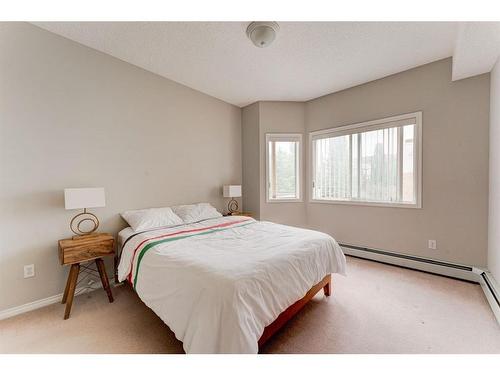 2312-7451 Springbank Boulevard Sw, Calgary, AB - Indoor Photo Showing Bedroom