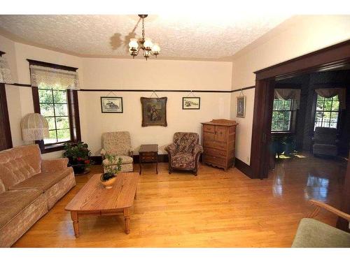 242030 Range Road 235, Rural Wheatland County, AB - Indoor Photo Showing Living Room