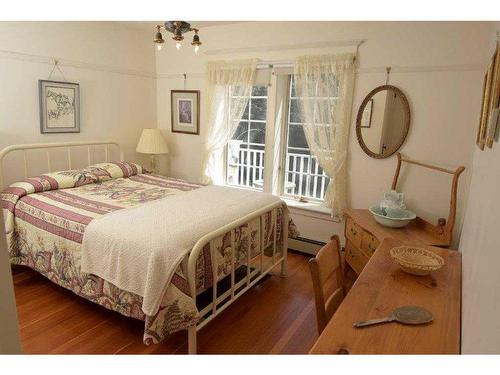 242030 Range Road 235, Rural Wheatland County, AB - Indoor Photo Showing Bedroom