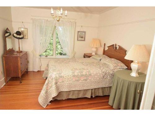 242030 Range Road 235, Rural Wheatland County, AB - Indoor Photo Showing Bedroom