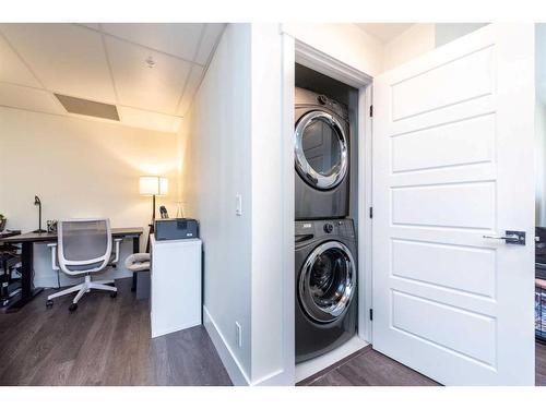 202-3320 3 Avenue Nw, Calgary, AB - Indoor Photo Showing Laundry Room