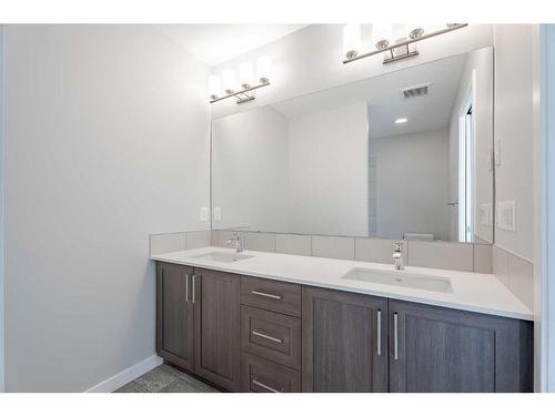 280 Lucas Boulevard Nw, Calgary, AB - Indoor Photo Showing Bathroom