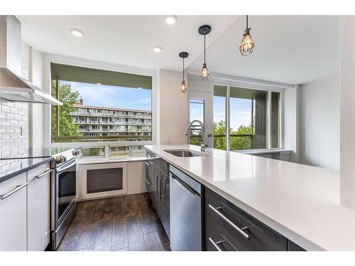 403-3316 Rideau Place Sw, Calgary, AB - Indoor Photo Showing Kitchen With Upgraded Kitchen