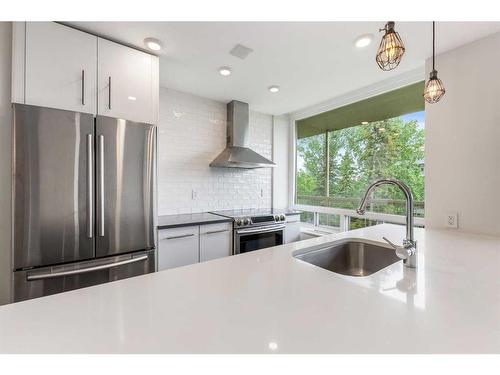 403-3316 Rideau Place Sw, Calgary, AB - Indoor Photo Showing Kitchen With Upgraded Kitchen