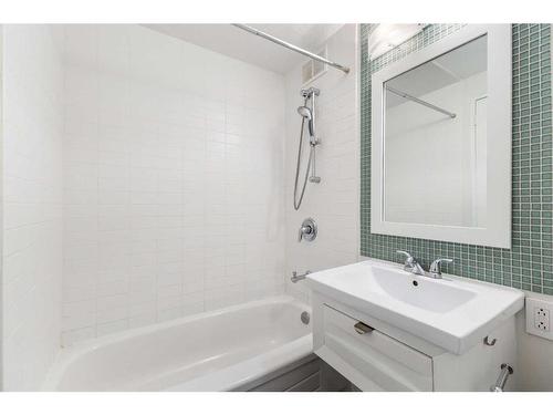 403-3316 Rideau Place Sw, Calgary, AB - Indoor Photo Showing Bathroom