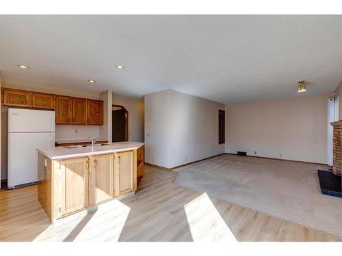 17 Sundown Close Se, Calgary, AB - Indoor Photo Showing Kitchen