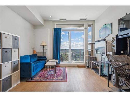 808-2505 17 Avenue Sw, Calgary, AB - Indoor Photo Showing Living Room