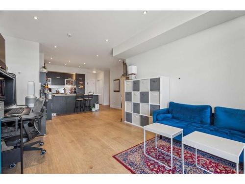 808-2505 17 Avenue Sw, Calgary, AB - Indoor Photo Showing Living Room