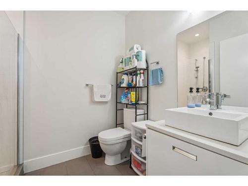 808-2505 17 Avenue Sw, Calgary, AB - Indoor Photo Showing Bathroom