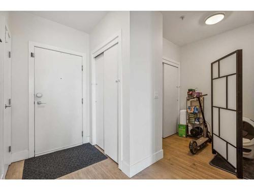 808-2505 17 Avenue Sw, Calgary, AB - Indoor Photo Showing Other Room