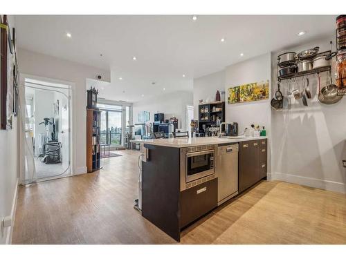 808-2505 17 Avenue Sw, Calgary, AB - Indoor Photo Showing Kitchen