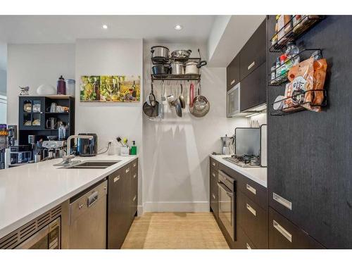 808-2505 17 Avenue Sw, Calgary, AB - Indoor Photo Showing Kitchen With Double Sink