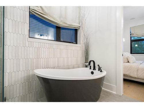 141 Walgrove Terrace Se, Calgary, AB - Indoor Photo Showing Bathroom