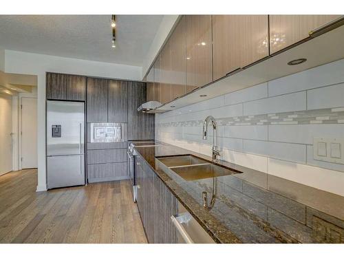 1609-930 6 Avenue Sw, Calgary, AB - Indoor Photo Showing Kitchen With Double Sink