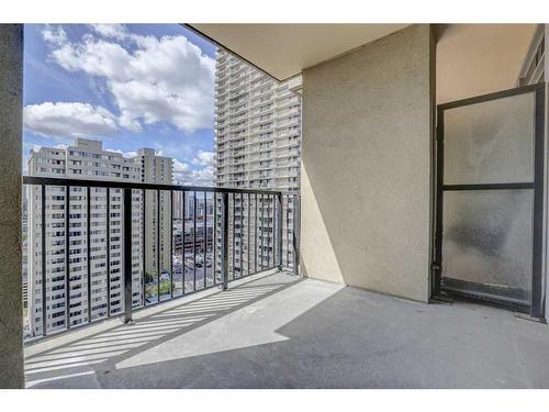 1609-930 6 Avenue Sw, Calgary, AB - Outdoor With Balcony With Exterior