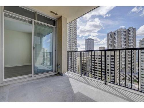 1609-930 6 Avenue Sw, Calgary, AB - Outdoor With Balcony With Exterior