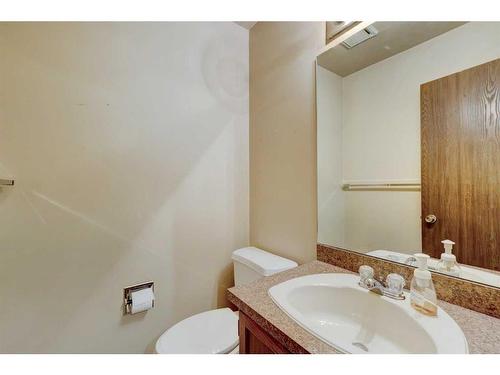 1511 22 Avenue Nw, Calgary, AB - Indoor Photo Showing Bathroom