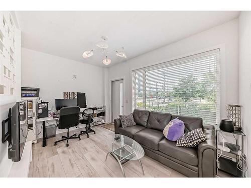 111-3130 Thirsk Street Nw, Calgary, AB - Indoor Photo Showing Living Room