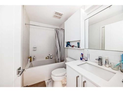 111-3130 Thirsk Street Nw, Calgary, AB - Indoor Photo Showing Bathroom