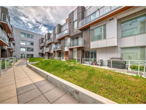 111-3130 Thirsk Street Nw, Calgary, AB - Outdoor