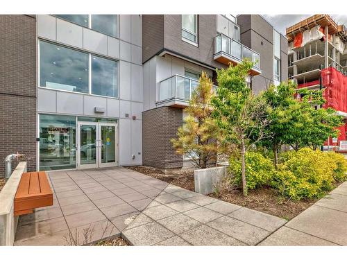 111-3130 Thirsk Street Nw, Calgary, AB - Outdoor