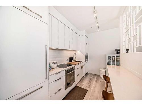 111-3130 Thirsk Street Nw, Calgary, AB - Indoor Photo Showing Kitchen With Upgraded Kitchen