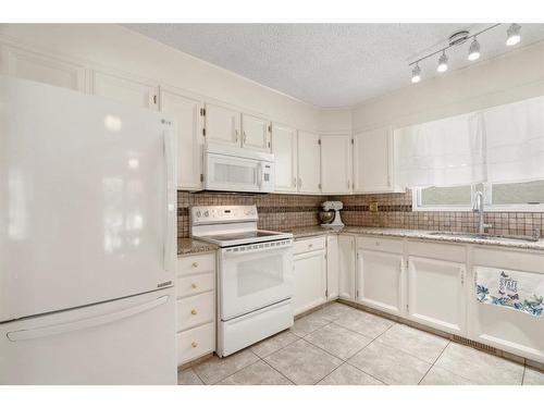 143 Brookgreen Drive Sw, Calgary, AB - Indoor Photo Showing Kitchen