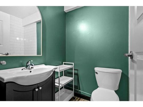401-409 1 Avenue Ne, Calgary, AB - Indoor Photo Showing Bathroom
