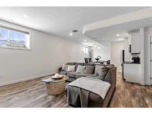 15 Keown Close, Olds, AB - Indoor Photo Showing Living Room