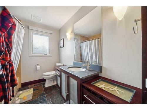 260 Pump Hill Crescent Sw, Calgary, AB - Indoor Photo Showing Bathroom