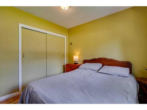 8924 34 Avenue Nw, Calgary, AB - Indoor Photo Showing Bedroom