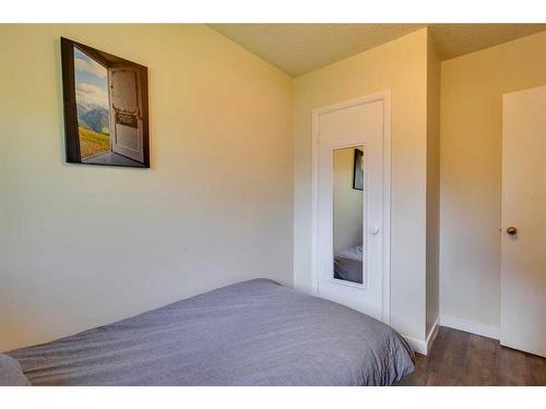 8924 34 Avenue Nw, Calgary, AB - Indoor Photo Showing Bedroom