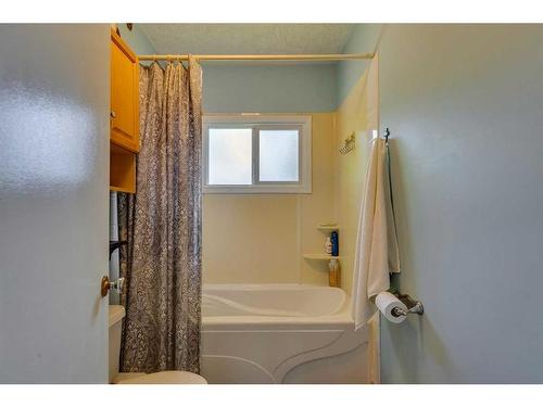 8924 34 Avenue Nw, Calgary, AB - Indoor Photo Showing Bathroom