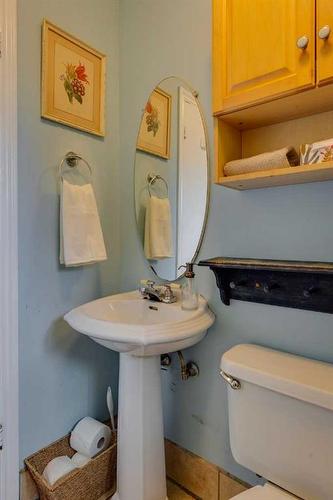 8924 34 Avenue Nw, Calgary, AB - Indoor Photo Showing Bathroom